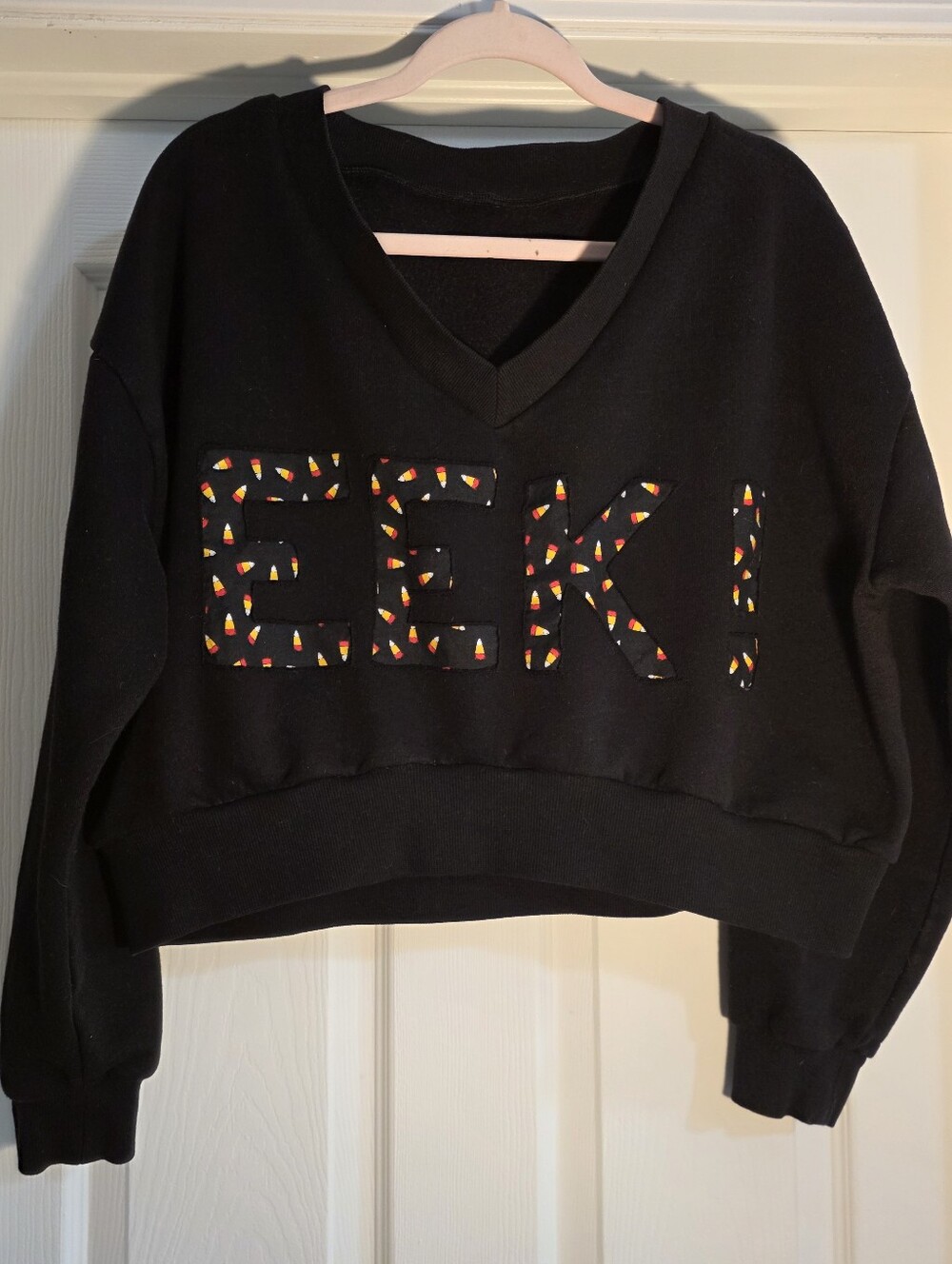 Black V‑Neck Cropped Sweatshirt with Candy Corn 'EEK!' Detail